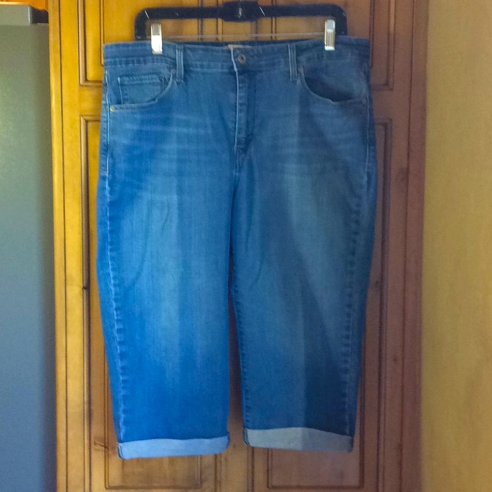 FINAL SALE PRICE Levi’s Capri Jeans in 16